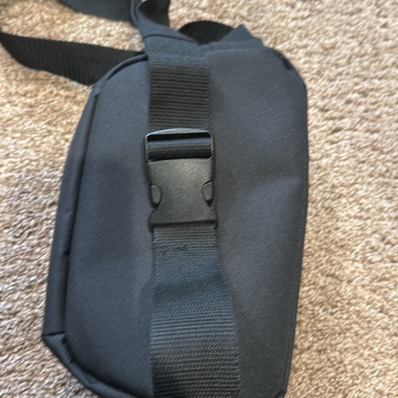 NWOT Puma Single Pouch Fanny Pack - Picture 2 of 4